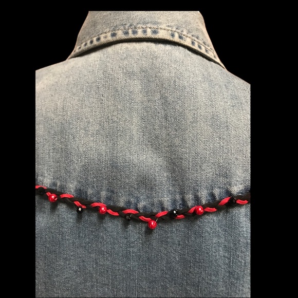 One of a Kind Cowgirl Hat on a Red Rose Sleeveless Denim Shirt Shirt - Picture 5 of 7